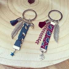 Articles Similaires A Porte Cles Tendance Avec Accessoires Et Tissus Motifs Sur Etsy Porte Cle Bijoux De Sac Diy Porte Clef