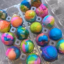 Zudem müssen es nicht immer ausgeblasene eier sein, es sei denn, du findest direkte verwendung für die eimasse. Https Xn Natrlich Glcklich 42bi Com Ostereier Faerben Mit Krepppapier