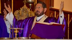 El próximo 13 de agosto, el arzobispo cumpliría 75 años de edad, añadió en su comunicado la iglesia católica. Lo Que Faltaba El Arzobispo Hipolito Reyes Larios Y Otros Curas Tambien Son Aviadores Libertad Bajo Palabra