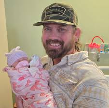 What are the best salads with fried chicken in Tallahassee?