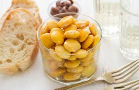 In una pentola portare a bollore l'acqua con il sale e farlo sciogliere completamente, aggiungere i lupini, far riprendere il bollore e spegnere il gas. 5 Ricette Con I Lupini Cure Naturali It
