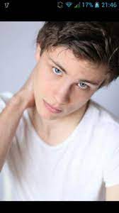 wie heisst dieser junge schauspieler braune haare blaue augen name