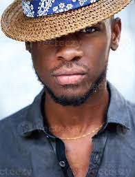 Maybe you would like to learn more about one of these? Elegant Jeune Homme Afro Americain Avec Chapeau 960076 Banque De Photos