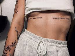 Tatowierungen Rucken Tattoos Englische Kurzsatz Tattoos Wirbelsaulen Tattoos Tattoos Qu Street Art Trend 2019 2020 Dovme Dovmeli Kizlar Dovme Fikirleri