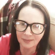 Retired, 58, from Florida. I love hosting small gatherings, playing games,  and filling the room with laughter. Life is too short not to enjoy it! I'd  love to share a fun, relaxed