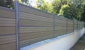 Pour délimiter votre propriété, la clôture rigide reste la solution idéale. Cloture Composite Sur Un Muret Enduit Palissade Cloture Alu Cloture Bois
