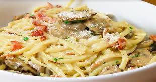 Delicieux Fettucine A La Sauce Cremeuse Au Bacon Et Aux Champignons Recettes Ma Fourchette Bacon Stuffed Mushrooms Cooking Panda Pasta Dishes