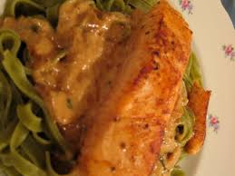 Inzwischen die butter in einem topf erhitzen und die zwiebel darin andünsten. Penne In Lachs Sahne Sosse Einfach Lecker Daskochrezept De