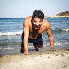 Το 1986 αποφοίτησε από την δραματική σχολή του θεάτρου τεχνης κάρολος κουν και σπούδασε στο ωδείο αθηνών. Erwteymenos 3ana O Petros Lagoyths Deite Gia Prwth Fora Thn Koykla Syntrofo Toy Fthis Gr