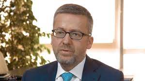 A insígnia da casa da moeda figura à direita da efígie. Politico S Interview With Carlos Moedas Youtube