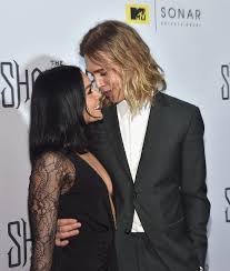 By caitlin o'kane july 16, 2019 / 12:43 pm / cbs news director baz luhrmann has chosen an actor to star in his upcoming elvis presley. Elvis Presley Will Be Played By Who Meet Austin Butler