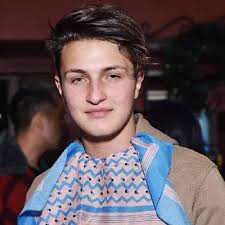 Jul 14, 2021 · anwar hadid carries a box full of goodies in his hands while out with girlfriend dua lipa in los angeles on friday afternoon (june 4). Anwar Hadid Bio Age Net Worth Height Nationality Body Measurement Career