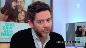 Fait des fautes on fait comme on peut j'ai fait des folies, j'ai pris des fous rires, ouais je croyais être heureux, mais y a tous ces soirs de noël, où il est là c'est une bougie, le bonheur ris pas trop fort d'ailleurs tu risques de l'éteindre on l'veut le bonheur, oui, on l'veut tout le monde veut l'atteindre. Tout Pour Etre Heureux C A Vous 08 04 2016 Youtube