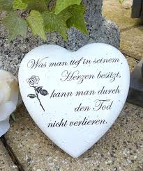 Ein Sehr Schones Herz Zum Gedenken An Einen Geliebten Menschen Das Gedenkherz Ist Ca 14x13 5cm Aus Beton Geferti Remembrance Tombstone Funeral Arrangements