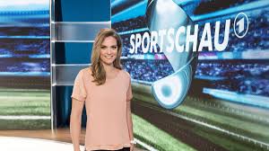 Infos und fotos zu ihrer serie im fernsehprogramm. Fortnite Sportschau Moderatorin Julia Scharf Sieht Zocken Kritisch Shitstorm Mehr Sport