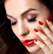 Red Sexy Lips dan Nails closeup. Buka mulut. Manicure dan Makeup. Membuat  konsep. Setengah dari gadis model Beauty wajah terisolasi di latar belakang  hitam — Foto Stok © opolja #92931778