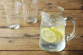 食卓に清涼感を 夏のテーブルコーディネートにガラスの食器をお迎えして キナリノ ガラス工房 ガラス ジャグ