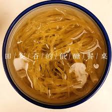 食譜與步驟1 取珊瑚草未泡水30g 2 洗淨泡冷水12 18小時完全泡開再洗一次 切成小段3 加600ml清水與泡開的珊瑚草一起放入電鍋蒸煮到融化
