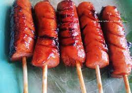 Sebenarnya sosis adalah olahan dari daging yang digiling selanjutnya membuat olesan, olesan di buat dengan bumbu yang sederhana seperti saus tomat, saus sambal, kecap manis, kecap asin, merica hitam. Resep Sosis Bakar Teflon Simple Yang Praktis