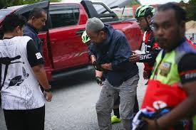 Ustaz azhar idrus lambasted for stating girls should get married at 15 and woman should not take photos in non muslim studios preacher lambasted for saying girls should get married at 15 petaling jaya: Ustaz Azhar Idrus Kemalangan Patah Tangan Dan Hidung Denaihati