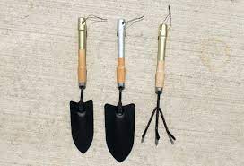 All your hand gardening tools and seeds for your work in the garden are not organized and you then take a look on our super easy diy storage ideas and organize your garden tools in a wicker. Diy Metallic Handled Garden Tools