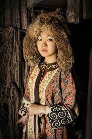 オーストラリアの写真家 alexander khimushin 氏が 極寒のシベリアを旅して撮影したのがこちらの写真シリーズ the world in faces 民族衣装に身を包んだ独特の美しさを放つシベリアの少数民族の人々の姿が記 アイヌ 民族衣装 民族衣装 伝統的な服