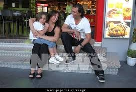 Το 1965 ανοίγουν οι πύλες του ναού του νίκου γιγουρτάκη ή «μουστάκια», γωνία πέτρου ράλλη και κηφισού. Nena Xronopoyloy H Polytaraxh Zwh Ths Kai Ta Paixnidia Ths Moiras Diabaste Edw Pws Apekthse Adelfo Apo To Poy8ena Sex Athens Magazine