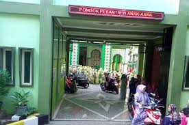 Kembali kepada tentang siapa nissa sabyan, ternyata lebih dari 3 portal berita online yang penulis sederhanya penulis mencoba melakukan pencaria data tentang khoirunnisa atau nissa sabyan karena kalau ternyata letak sekolahnya tidak di pondok pesantren dan ia bukan anak pesantre tentu. Awalnya Segelintir Santri Kini Tangani Ratusan Calon Penghafal Alquran Suarasiberdotcom