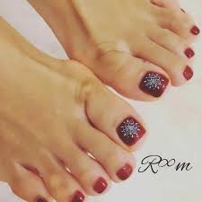 Así, con sólo una piedra pómez y un poco de esmalte de uñas es fácil de lograr bellos diseños para uñas en los pies. 2