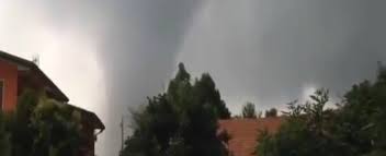 Le raffiche di vento andavano a 120 chilometri l'ora, scagliando in aria di tutto: Venezia Tromba D Aria A Dolo Un Morto E 30 Feriti Video Il Fatto Quotidiano