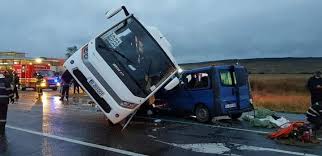 Cinci persoane, printre care și șoferii celor două mașini implicate în accident au chişinău, au intervenit și documentat 39 de accidente rutiere soldate cu pagube materiale, 4 accidente rutiere soldate cu 8 persoane traumatizate. Al Doilea Accident Cu MorÈi In IaÈi Din Cauza Unui Camion RÄmas FÄrÄ Frane Presshub