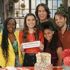 Dabei wird lewbert durch eine explosion verletzt. Icarly Trailer Zur Fortsetzung Der Nickelodeon Serie Miranda Cosgrove Und Co Melden Sich Mitte Juni Bei Paramount Zuruck Tv Wunschliste