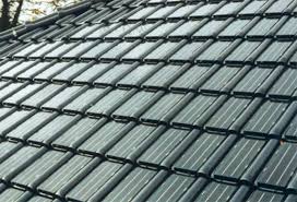 Solardachziegel Sind Dachziegel Mit Solarfunktion D H Sie Decken Ihr Dach Direkt Mit Der Solaranlage Das Klingt G In 2020 Solardachziegel Solaranlage Dach Ziegel
