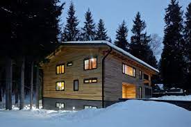 El color brillante de la fachada principal se puede enfatizar con la ayuda de un borde blanco de las aberturas de ventanas y puertas, barandas de escaleras y soportes de la cubierta. Diseno De Casas De Madera 33 Ideas Planos Y Modelos Contemporaneos De Cabanas 333 Imagenes Artfacade