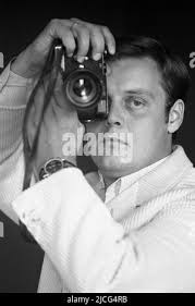 Axel Sven SPRINGER, called SVEN SIMON, photographer, founder of the press  photo agency SVEN SIMON, portrait, portrait, with camera in hand, undated  photo, black and white, black and white, black and white,