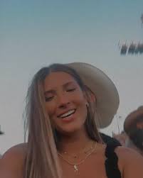 you, me, & 365 days 🤍, my best friend! what a FUN and exciting year it’s  been. you never fail to keep me laughing and