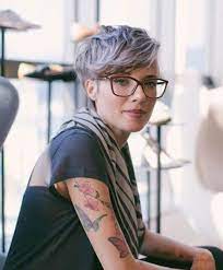 Frisuren mit brille neueste frisuren mit brille damen yskgjt. Kurzhaarfrisuren 2019 Frauen Ab 50 Mit Brille Best Of Kurzhaarfrisuren Damen Graue Haare Mit Brille 201 Grey Hair Dye Hairstyles With Glasses Short Hair Styles