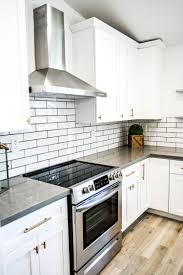 Design By Beckmann House In 2020 Home Kitchens Kitchen Remodel White Kitchen With Gray Countertops