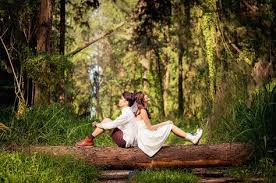 17 Couple Poses You Should Try For A Natural Prewedding Photoshoot Wedding Photoshoot Prewedding Photography Wedding Photoshoot Forest