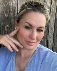 Hola buenos días grupo , disculpen ..tengo una duda y es que solo he  trabajado de interna pero me quedé sin trabajo fallecio a quien cuidaba😭  ahora me salio después de 1