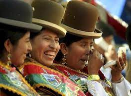 Bolivian Women Know How To Wear A Hat Bolivian Women South American Women Bolivian