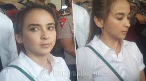 6 Foto Berani Alyssa Dwi, Mengaku Menyesal Usai Ikut Cekoki Hewan di Taman  Safari Indonesia