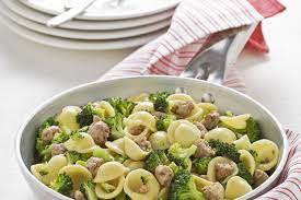 Lessateli per alcuni minuti in acqua salata. For My Sunday Lunch I Am Preparing The Famous Orecchiette Con Salsiccia E Broccoli Orecchiette Pasta With Sausage And Broccoli That I Am Decorating With Parmesan A Very Easy Recipe For A Delicious Dish