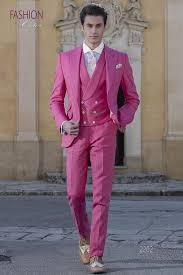 Obiettivamente io non metterei mai un vestito fucsia a un matrimonio è esagerato anche se è di sera comunque devi sentirti tu bene nell'abito, se a te piace e te la senti di andare con un bel abito. Pin Su Collezione Fashion Color 2018