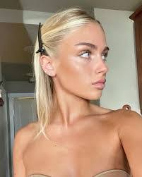 Charlotte Shields's Instagram, Twitter & Facebook