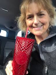 Obsessed with my new cup🙌🏻😩 don't mind the poster 😭🤣😅