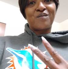 Snoop Dogg with his father and granddaughter. In the background, his son &  daughter. 🖤