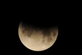 Shalat gerhana bulan disebut shalat khusuf, sedangkan shalat gerhana matahari disebut shalat kusuf. Nanti Malam Salat Sunah Gerhana Bulan Yuk Simak Nih Faedahnya