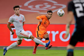 Hieronder vind je een uitgebreid overzicht van de spelers van het nederlands elftal die in meer dan een eeuw oranje de meeste interlands hebben gespeeld. Gaat Wijndal Na Ijzersterk Optreden Tegen Spanje Sneijder Achterna Of Volgt Moeizame Dumfries Route Nederlands Voetbal Ad Nl