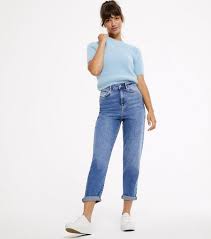 Ce jean a une taille haute, un design à cinq poches, une fermeture éclair et bouton, des passants de ceinture, un logo de la marque à l'arrière et des jambes larges jean mom. Jean Mom Bleu Tori A Taille Ajustee New Look